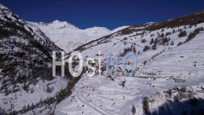 Le Roux, Village De Montagne Près D'abriès Dans Le Queyras, Hautes-Alpes, France, Vidéo Par Drone