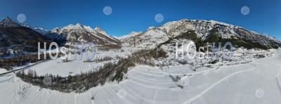 Panorama 180°, Le Casset, Village De Montagne Au Pied Du Col Du Lautaret, En Hiver, Hautes-Alpes, France, Photo Aérienne Par Drone