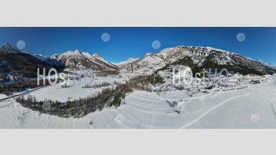 Panorama 180°, Le Casset, Village De Montagne Au Pied Du Col Du Lautaret, En Hiver, Hautes-Alpes, France, Photo Aérienne Par Drone