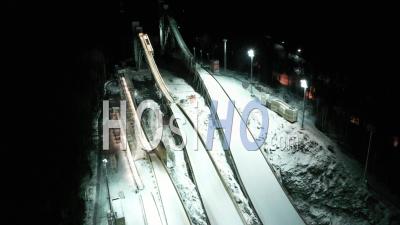 Vue Aérienne De Nuit Du Complexe De Trampolines Pour Le Saut à Ski - Vidéo Par Drone
