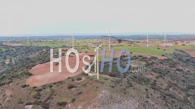 Parc éolien Sur Des Strates D'argile - Vidéo Par Drone