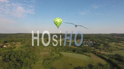 Ballon à Air Chaud Voler Sur La Campagne, Vidéo Drone
