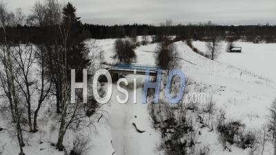 Petit Pont Sur Un Ruisseau Glacé - Vidéo Drone