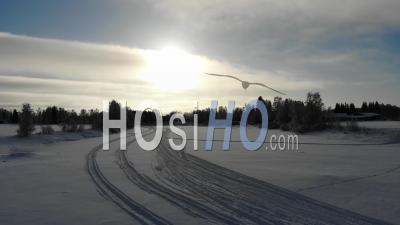 Coucher De Soleil Sur La Rivière Glacée - Vidéo Drone