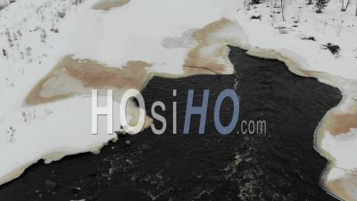 Eau Qui Coule Dans Une Rivière Glacée - Vidéo Drone