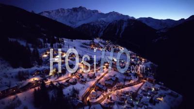 Station De Ski à La Tombée De La Nuit - Vidéo Par Drone