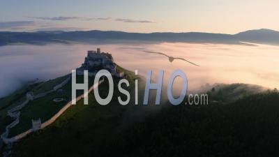Château De Spis De L'unesco, éclairé Par Le Soleil Du Matin - Vidéo Drone