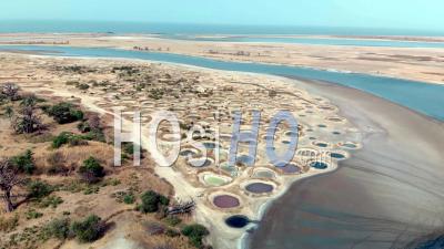 Patrimoine Mondial De L'unesco Une Journée Ensoleillée Au Sénégal Sur Un Puits De Sel Comme Une Peinture De Couleur - Vidéo Par Drone