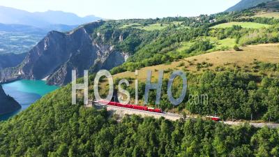 Vue Panoramique Du Petit Train De La Mure - Vidéo Drone