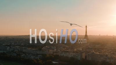 Vue Lointaine De La Tour Eiffel Tour Paris Architecture De La Ville, Au Coucher Du Soleil - Vidéo Par Drone