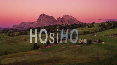 Alpe Di Siusi, Dolomites, Au Coucher Du Soleil - Vidéo Par Drone
