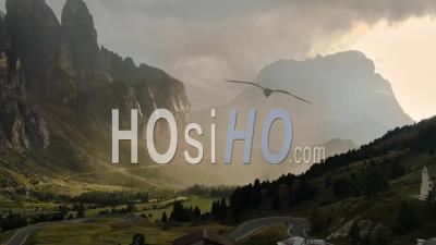Col De Gardena, Dolomites, Au Coucher Du Soleil - Vidéo Par Drone