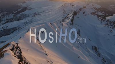 Skieur Au Sommet D'une Montagne, Vidéo Drone
