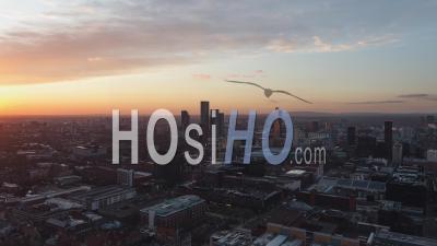 Couché De Soleil Sur Manchester Uk, City Skyline Angleterre Royaume-Uni - Vidéo Drone Stock