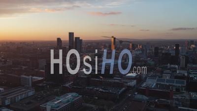 Couché De Soleil Sur Manchester Uk, City Skyline Angleterre Royaume-Uni - Vidéo Drone Stock