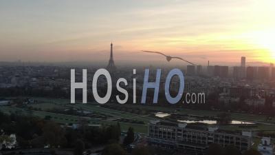 Paris Et La Tour Eiffel Dans Le Contre-Jour Du Matin Filmé Depuis Un Hélicoptère