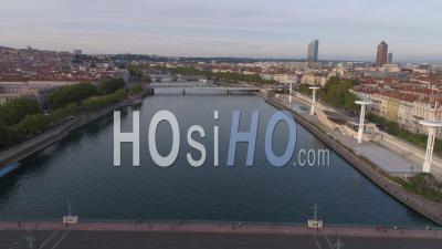Centre-Ville De Lyon, Entre Le 2ème Et Le 3ème Arrondissement, Ponts Sur Le Rhône, France - Vidéo Drone