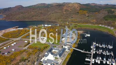 Images Aériennes De Portavadie Resort à Argyll And Bute, Écosse, Royaume-Uni - Vidéo Drone