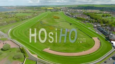 Images Aériennes De L'hippodrome De Musselburgh Et Du Club De Golf Old Course De Musselburgh à Musselburgh, East Lothian, Écosse - Vidéo Drone