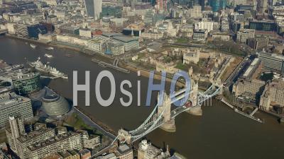 South Bank Et La Tamise Et La Tour De Londres Avec La Ville En Arrière-Plan Filmé Par Hélicoptère