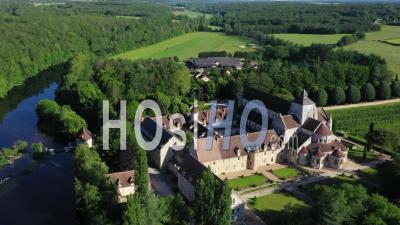 Abbaye Notre-Dame De Fontgombault Le Long De La Creuse, Indre, France - Vidéo Par Drone