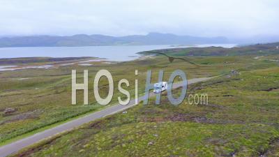 Vue Aérienne Drone D'une Voiture Conduite Sur Les Routes Des Highlands Écossaises, En Écosse, En Vacances Sur La Route Avec De Beaux Paysages De Montagne, Nc500 (north Coast 500 Route) Aventure