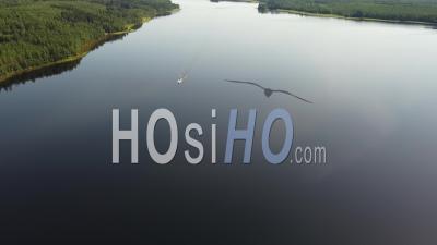  Un Bateau à Moteur Sur Le Lac Kuolimo - Vidéo Drone