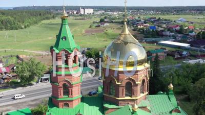 Vol Au-Dessus De L'église Saint-Nicolas Le Wonderworker Dans Le Village De Mezenskoye. Russie - Vidéo Par Drone