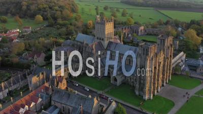 Vue Aérienne Sur Wells And Wells Cathedral, Somerset, Angleterre - Vidéo Par Drone