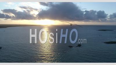 Coucher De Soleil Sur L'océan, La Bretagne, Vidéo Drone