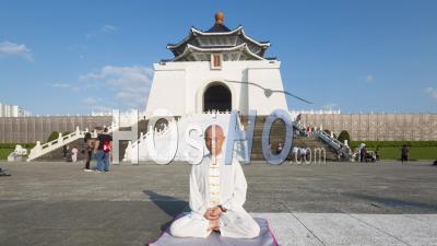Taiwan, Taipei, Chiang Kai-Shek Memorial, Monk Meditating