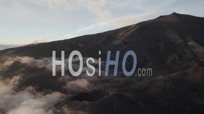 Volcan D'éruption De Fumée Etna Au Coucher Du Soleil Avec Des Nuages - Vidéo Par Drone