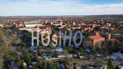 2022 - Vue Aérienne Montante Au-Dessus Du Campus De Boulder De L'université Du Colorado En Hiver - Vidéo Par Drone