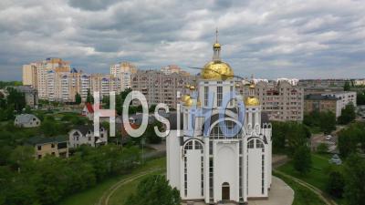 2022 - Église Saint-André Pervozvannoho All Saints à Bucha, Ukraine, Où Des Dizaines De Tombes Non Marquées Ont été Découvertes - Vidéo Par Drone