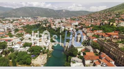 Vue Aérienne Montre Le Pont De Mostar Et La Rivière Neretva Qu'il Passe à Mostar, En Bosnie - Vidéo Par Drone