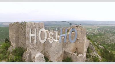 Vue Aérienne Montre La Forteresse De Blagaj Et Le Village Qu'elle Surplombe à Mostar, En Bosnie - Vidéo Par Drone