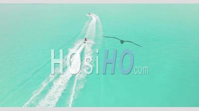 Les Touristes Font Du Jet-Ski Aux Maldives - Vidéo Par Drone