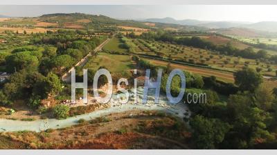 Vue Aérienne Montre Des Touristes Profitant D'un Lagon à Saturnia, En Italie - Vidéo Par Drone