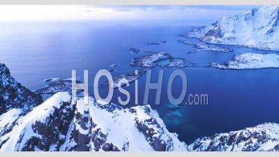 Vue Aérienne Montre Des Montagnes Et Des Ponts Enneigés Sur Les îles Lofoten, En Norvège - Vidéo Par Drone