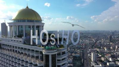 Les Touristes Sont Vus Au Sky Bar Au Sommet De La State Tower à Bangkok, En Thaïlande, Surplombant La Ville - Vidéo Par Drone
