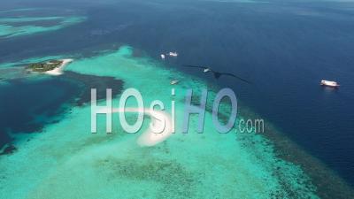 2020 - Vue Aérienne De Touristes Et De Petits Bateaux à Moteur Près De L'île De Sable Dans Le Parc National De Komodo En Indonésie - Vidéo Par Drone
