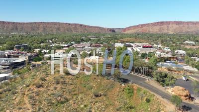 2020 - Excellent Aerial Shot Of The Anzac Memorial In Alice Springs, Australia Then Moving Into The Town - Video Drone Footage