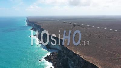 2020 - Vue Aérienne De Vagues Bleues Claires Cresant Sur La Grande Baie Australienne En Australie-Méridionale - Vidéo Par Drone