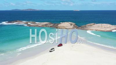 2020 - Vue Aérienne De Touristes Conduisant Sur La Plage De Wylie Bay, Esperance, Australie - Vidéo Par Drone