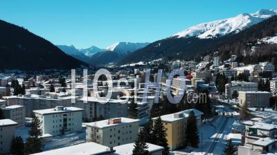 2022 - Vue Aérienne D'un Quartier Résidentiel à Davos Hivernal, Suisse - Vidéo Par Drone