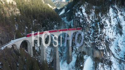 2022 - Vue Aérienne D'un Train Traversant Le Viaduc De Landwasser En Suisse - Vidéo Par Drone