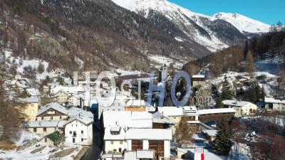 2022 - Excellent Aerial View Of The Wintry Town Of Susch, Switzerland - Video Drone Footage