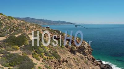 2022 - Vue Aérienne Des Touristes Grimpant Le Long D'une Côte Rocheuse à Malibu, En Californie - Vidéo Par Drone