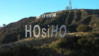 2022 - Vue Aérienne Des Touristes Grimpant Près Du Panneau Hollywood - Vidéo Par Drone