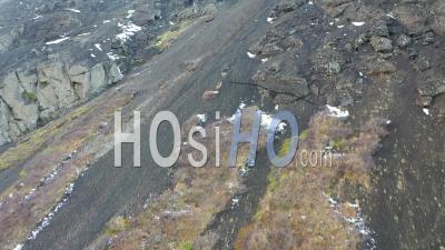 Aérien Montant Une Pente Montagneuse Dans Le Parc National De Thingvellir En Islande - Vidéo Par Drone